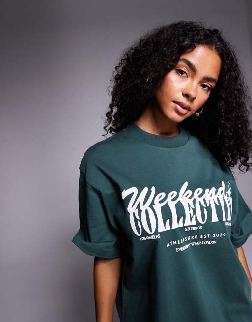 Camiseta verde extragrande con gráfico de tipografías variadas en la parte delantera de Weekend Collective, 4 de 4