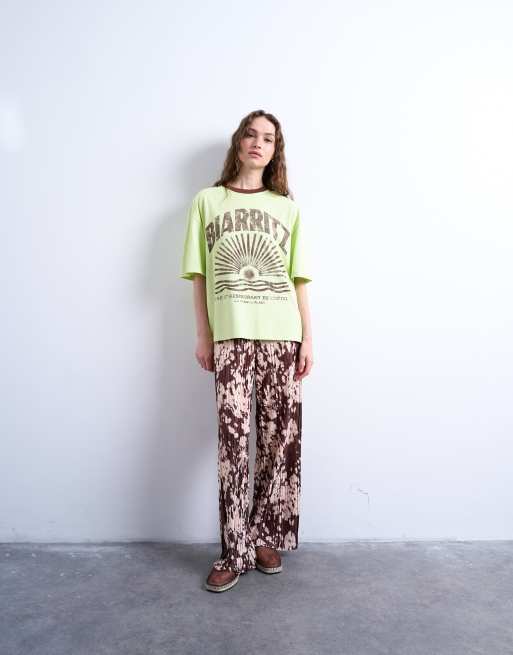 Camiseta verde extragrande con ribetes y estampado gráfico "Biarritz" de Topshop, 2 de 4