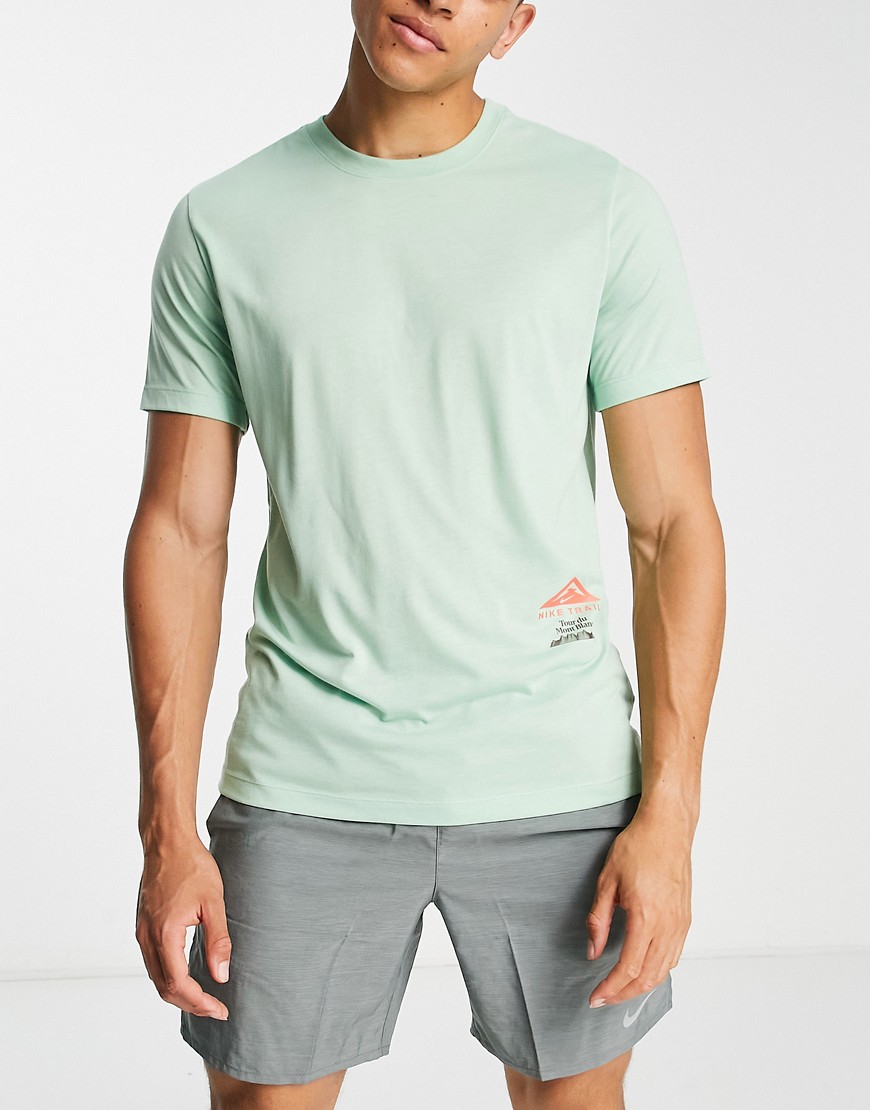 camiseta verde menta con estampado gráfico trail tour du mont blanc de nike running