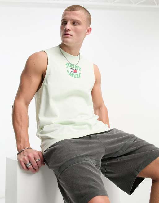 Camiseta verde menta sin mangas con logo curvado en el centro de Tommy Jeans