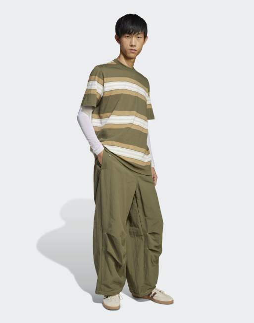 Camiseta verde oliva con estampado gráfico de adidas Originals