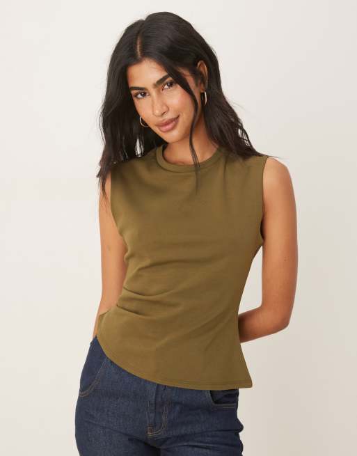 Camiseta verde oliva con hombros marcados y detalle asimétrico en la cintura de ASOS DESIGN