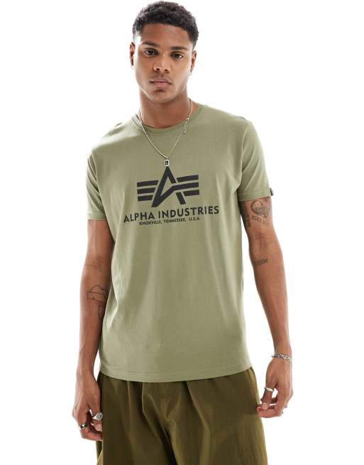 Camiseta verde oliva con logo en el pecho de Alpha Industries