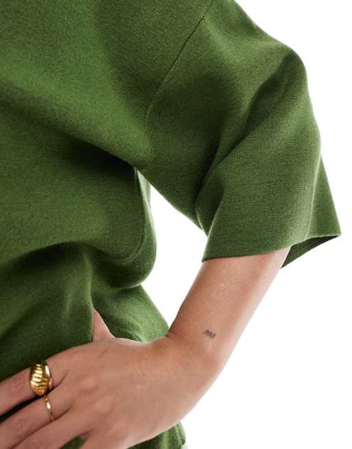 Camiseta verde oliva estructurada extragrande de punto de ASOS DESIGN Curve, 2 de 4