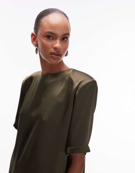 Camiseta verde oliva extragrande con hombreras de satén de ASOS DESIGN, 2 de 4