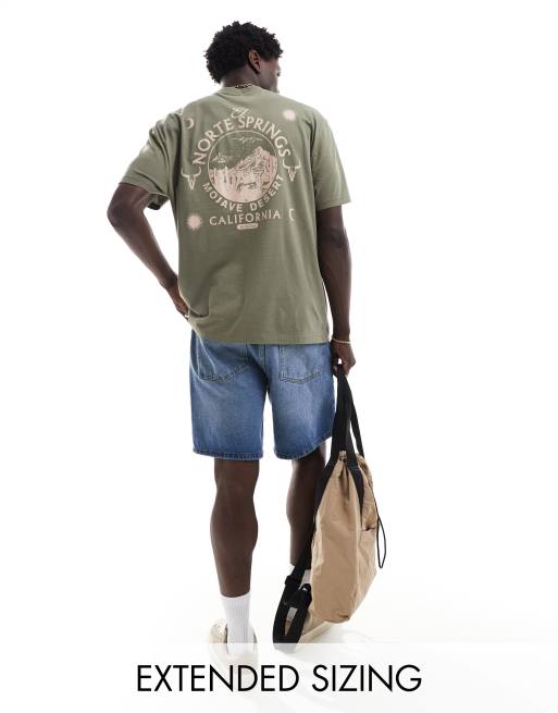Camiseta verde oliva holgada con estampado trasero de paisaje y texto 