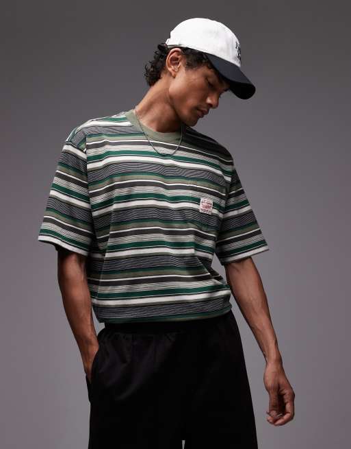 Camiseta verde oscuro a rayas de corte suelto con etiqueta con logo en el bolsillo de la colección cápsula Workwear de Levi's