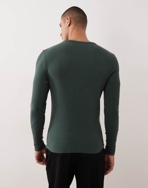 Camiseta verde oscuro ajustada de manga larga con cuello panadero de canalé de ASOS DESIGN , 3 de 5