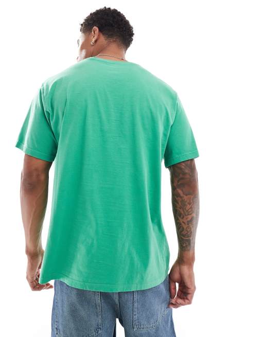 Camiseta verde oscuro con logo multicolor en la parte central del pecho de Levi's