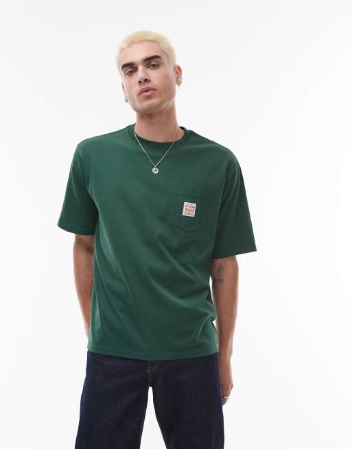 Camiseta verde oscuro de corte suelto con etiqueta del lobo en el bolsillo de la colección cápsula Workwear de Levi's