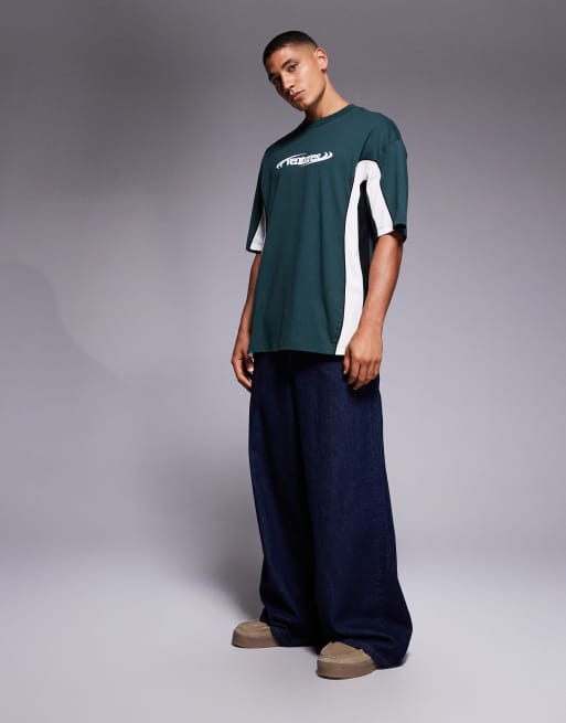 Camiseta verde oscuro extragrande de manga corta con diseño de paneles cosidos y gráfico de texto de ASOS DESIGN , 2 de 5