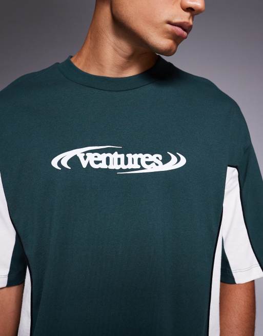 Camiseta verde oscuro extragrande de manga corta con diseño de paneles cosidos y gráfico de texto de ASOS DESIGN , 5 de 5
