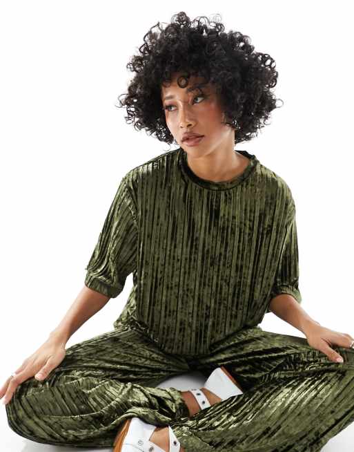 Camiseta verde plisada de terciopelo de Mango (parte de un conjunto)