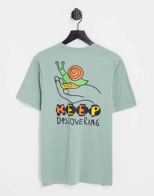Camiseta verde salvia con estampado en la espalda Socorro de Element 