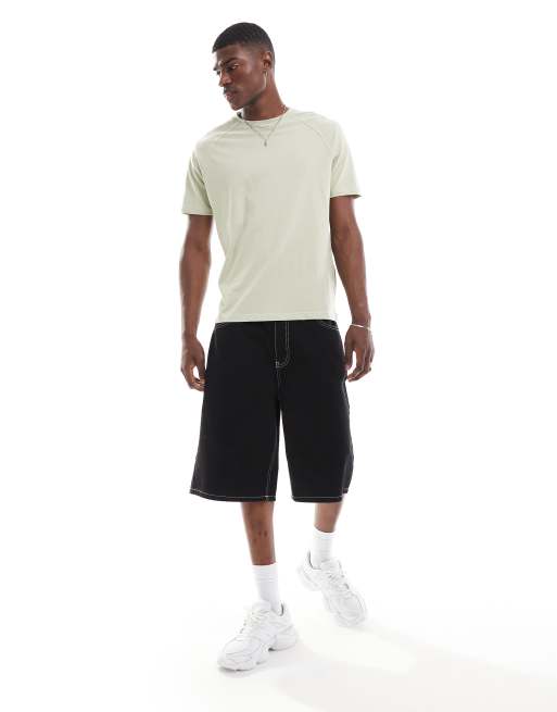 Camiseta verde salvia con pespuntes en contraste de Another Influence