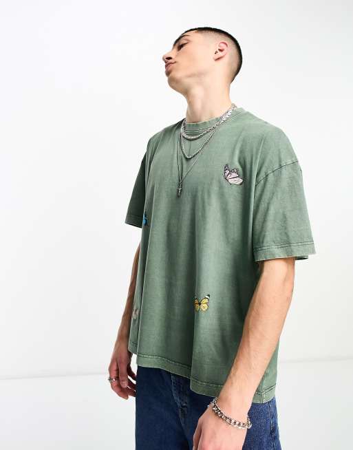 Camiseta verde salvia extragrande con detalles estampados de mariposa de Good For Nothing