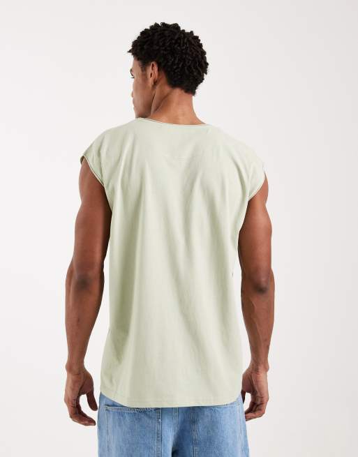 Camiseta verde salvia extragrande sin mangas de Brave Soul, 3 de 5