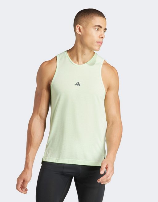 Camiseta verde sin mangas para yoga de adidas Training