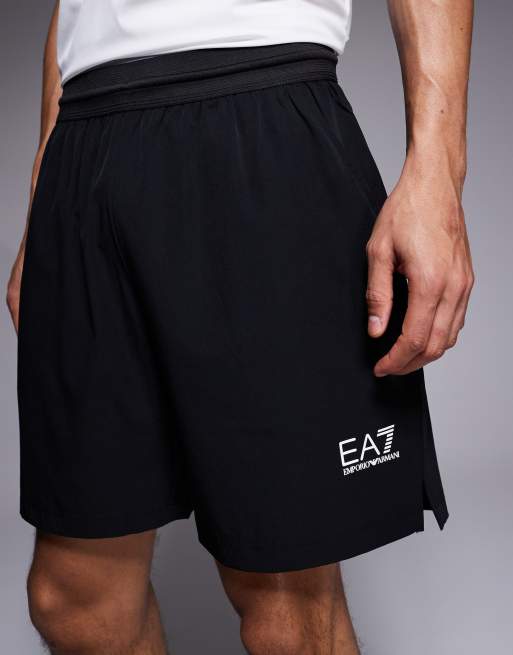 Camiseta y pantalones cortos negros y blancos con logo de Armani EA7, 4 de 5