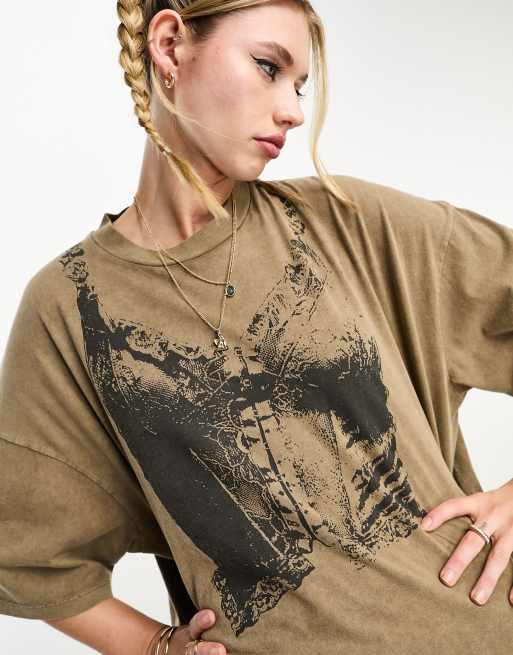 Camisetas marrón lavado extragrande con estampado fotográfico de corsé de ASOS DESIGN, 2 de 4