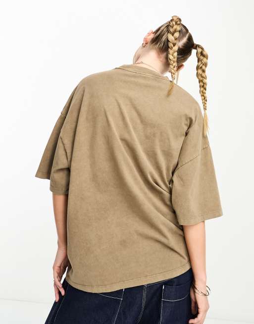 Camisetas marrón lavado extragrande con estampado fotográfico de corsé de ASOS DESIGN, 3 de 4