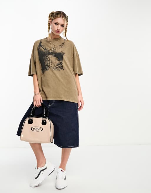 Camisetas marrón lavado extragrande con estampado fotográfico de corsé de ASOS DESIGN, 4 de 4