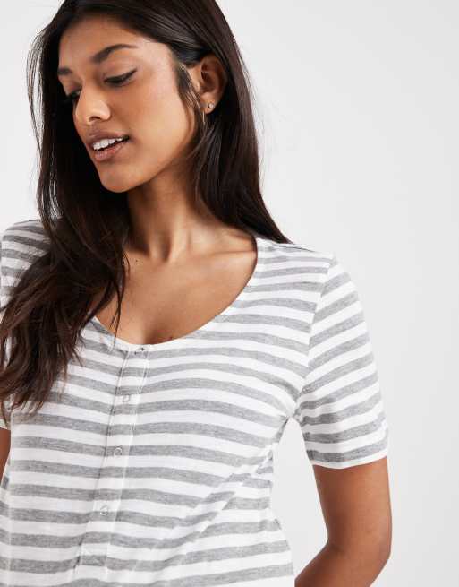 Camisón a rayas gris claro y blancas con diseño para lactancia doble de Mamalicious Maternity, 3 de 4