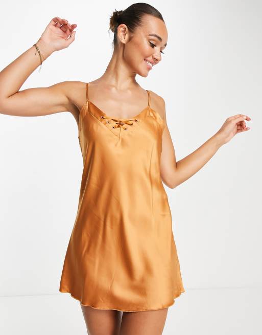 Camisón color avellana de satén de Lingadore