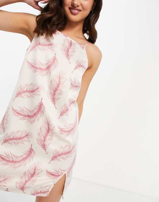 Camisón con estampado de plumas rosa de satén de Wellness Project x Chelsea Peers
