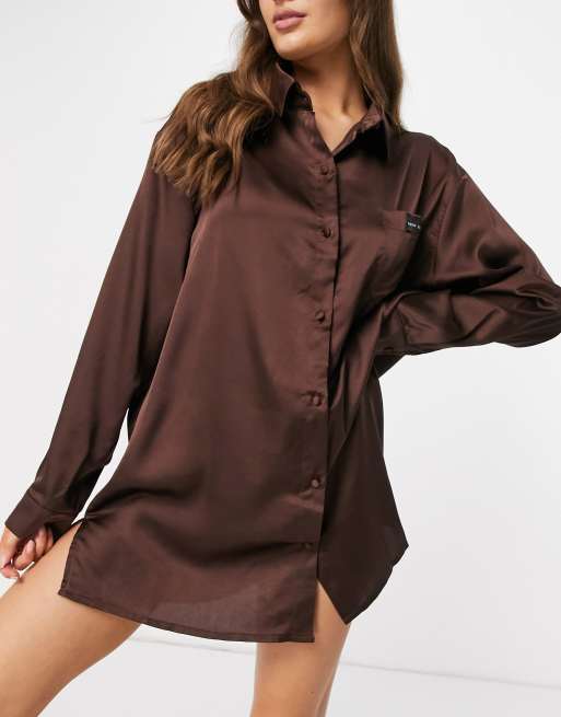 Camisón holgado color chocolate con bolsillo bordado de satén de Public Desire