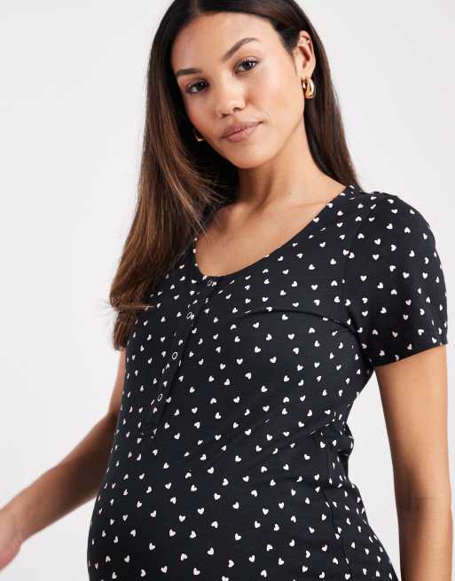 Camisón negro con estampado de corazones rosas y diseño para lactancia de Mamalicious Maternity, 4 de 4
