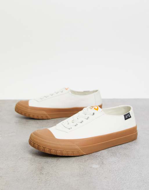 Camper – Chameleon – Sneaker in Weiß mit Sohlen im Reifendesign