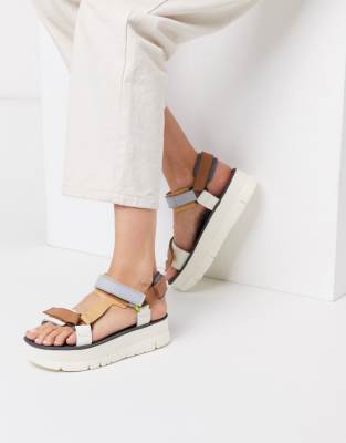 oruga sandal camper