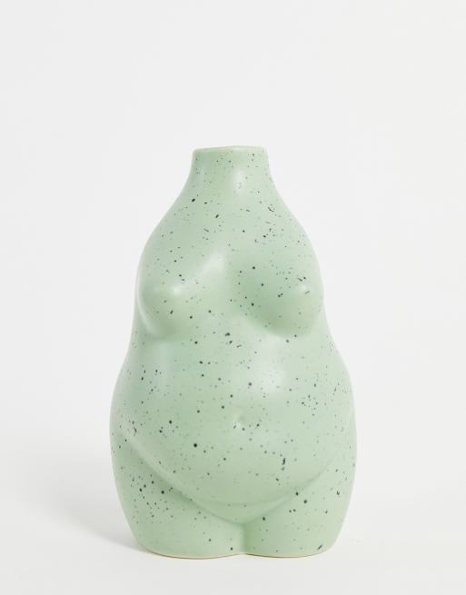 Candelero verde salvia moteado con forma de cuerpo de Monki 