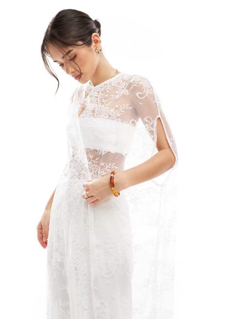 Capa de novia larga blanca de encaje con bordes festoneados de