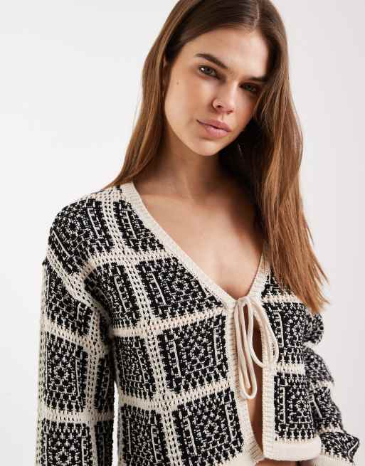 Cárdigan a cuadros blancos y negros con lazada delantera de croché de ONLY, 3 de 4