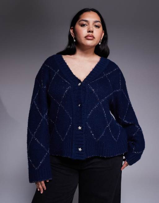 Cárdigan azul marino con botones en forma de estrella y patrón de rombos estilo espumillón de punto mullido de Renee Studio, 2 de 4