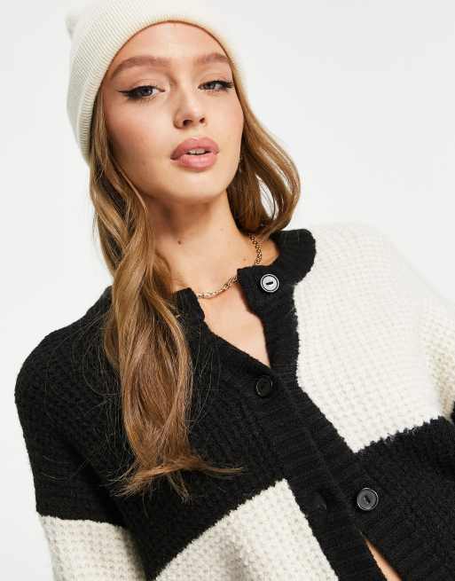 Cárdigan blanco hueso y negro con diseño color block de Monki, 3 de 4