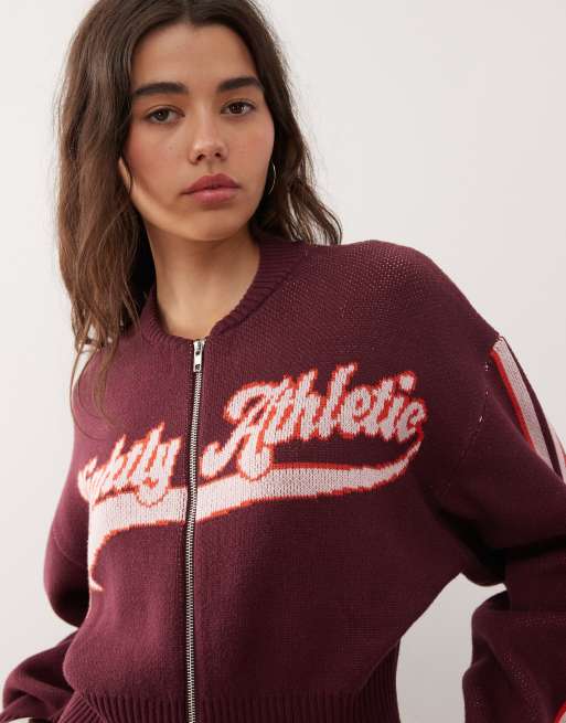 Cárdigan burdeos estilo bomber con cremallera y estampado deportivo "Slightly Athletic" de punto de Monki, 3 de 4