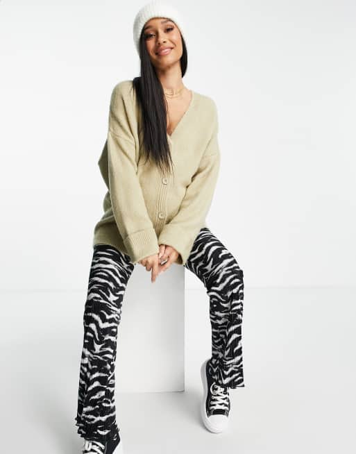 Cárdigan color avena extragrande con bolsillos y puños remangados de ASOS DESIGN Maternity, 4 de 4