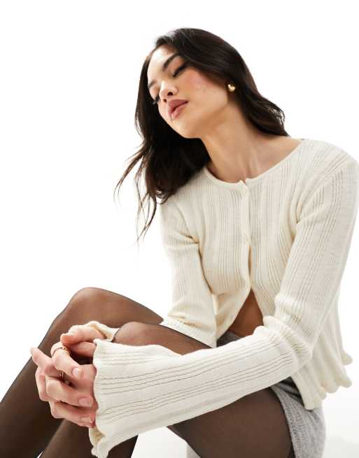 Cárdigan color crema con cuello redondo y bordes ondulados de ASOS DESIGN