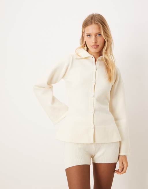 Conjunto color crema de pantalones muy cortos y cárdigan con detalle de solapas extragrandes de punto de Pretty Lavish, 2 de 3