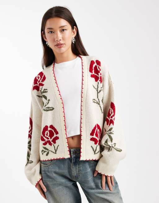 Cárdigan color crema con estampado floral y ribetes de festón de Miss Selfridge