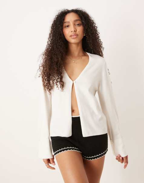 Cárdigan color crema con puño plegado y detalle de botón de punto de Gina Tricot - view 1