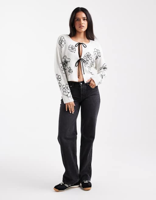 Cárdigan color crudo con lazada delantera y bordado floral de ASOS DESIGN