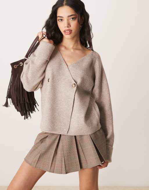 Cárdigan color moca cruzado en la parte delantera y doble botonadura de ASOS DESIGN