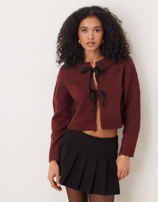 Cárdigan corto burdeos con lazadas negras de cinta de Brave Soul, 3 de 4