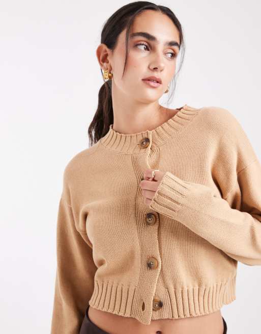 Cárdigan corto color camel con cuello redondo de Brave Soul