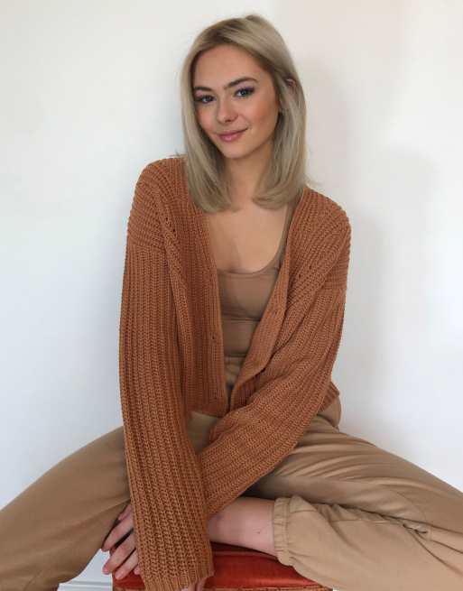 Conjunto de cárdigan grueso y bralet en color camel de ASOS DESIGN, 3 de 3