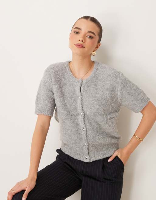 Cárdigan gris melange de manga corta de punto texturizado muy suave de Gina Tricot